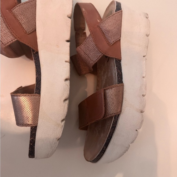OTBT copper platform Sandals with leather trim White Soles
Size 8.5 - Picture 3 of 3